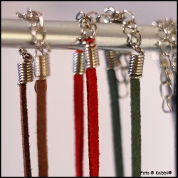 Grüne Kette und runder Glasanhänger