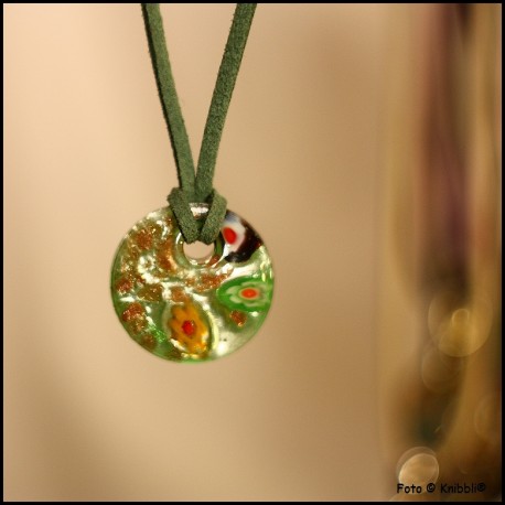 Grüne Kette und runder Glasanhänger