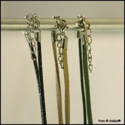 Beige Kette Zw.St. runder Glasanhänger