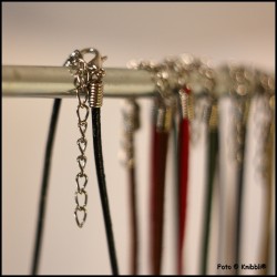 Schwarze Kette Zw.St. runder Glasanhänger